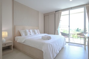 Deluxe Room | 1 bedroom, in-room safe, desk, blackout drapes - Shamrock Hotel Pattaya (Pattaya)