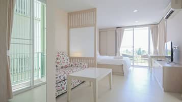 Habitación Deluxe | 1 habitación, caja de seguridad en la habitación y escritorio