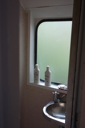 Douche, articles de toilette écologiques, sèche-cheveux