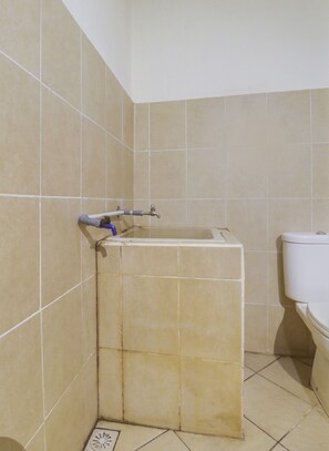 Chambre Standard double | Salle de bain | Douche, savon, shampooing