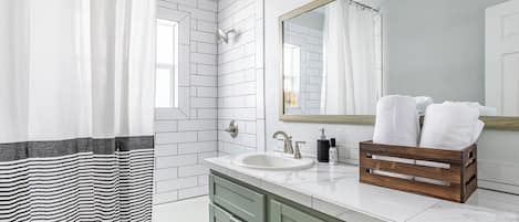 Dusche, Haartrockner, Handtücher, Seife