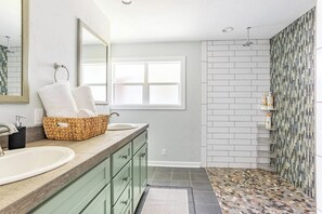 Shower, hair dryer, towels, soap - 3 bdr in Ardmore OK, Perfect for Families! 20 mins to lake (Ardmore)