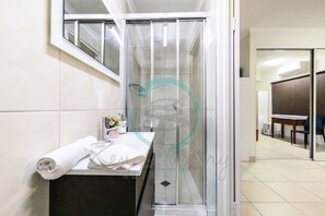 Exclusive Condo | Bathroom | Separate bathtub and shower, free toiletries, hair dryer, towels - ZEN FORESHORE - 2 Bedroom Apt with Pool (Rapid Creek)