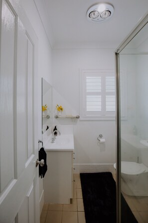 Dusche, Haartrockner, Handtücher, Seife