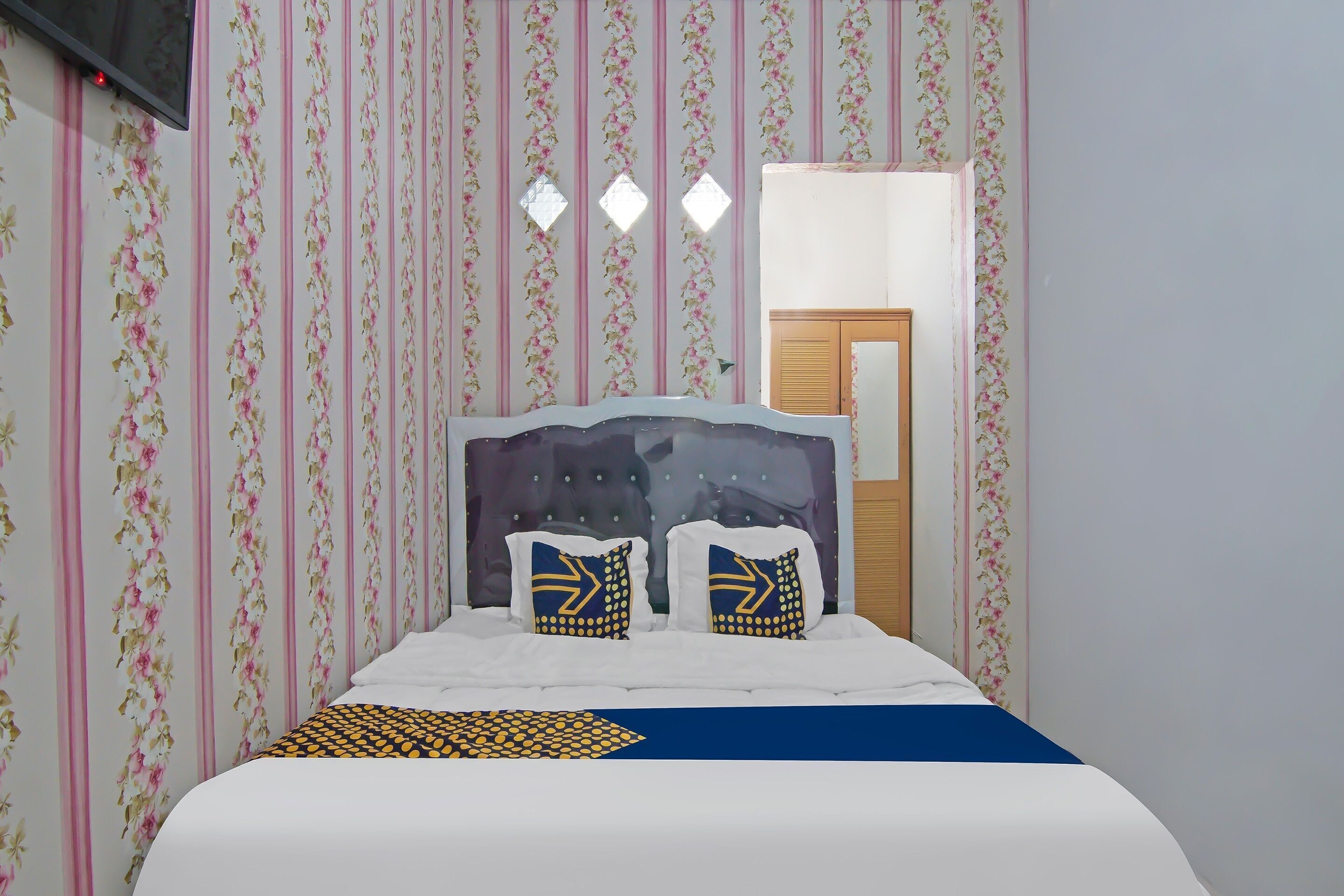 Laptop workspace, free WiFi, bed sheets