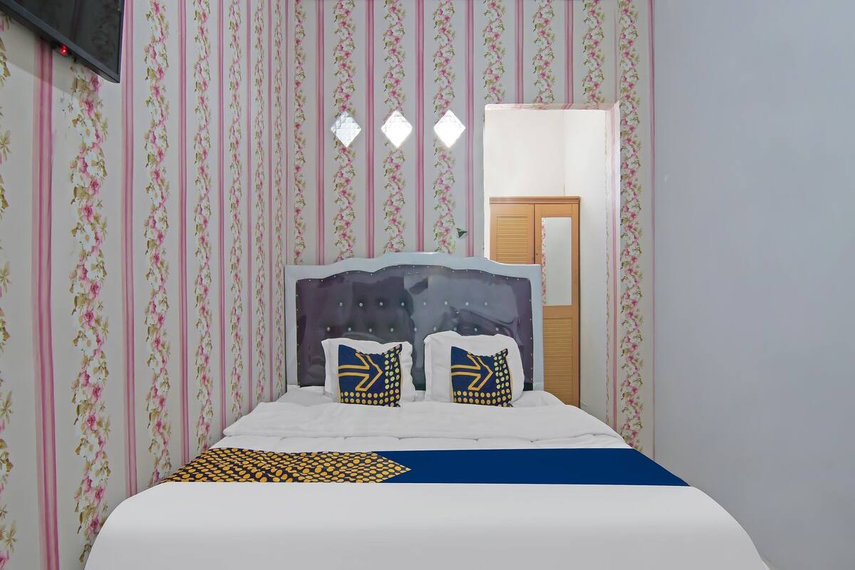Laptop workspace, free WiFi, bed sheets