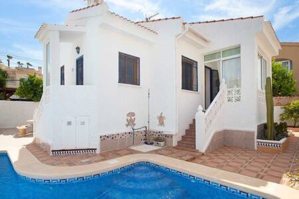 A white villa with a swimming pool, a staircase, and a small garden area. - CH Villa Africa La Marquesa Golf (Ciudad Quesada) (Ciudad Quesada)