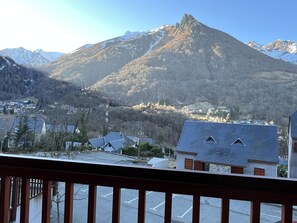 Blick auf Berge mit einer Wohngegend im Vordergrund.