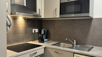 Een koelkast, een microgolfoven, een oven, een vaatwasser