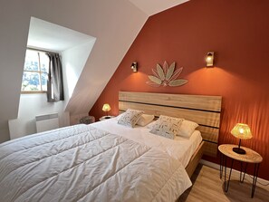 2 sovrum, strykjärn/strykbräda och resesäng