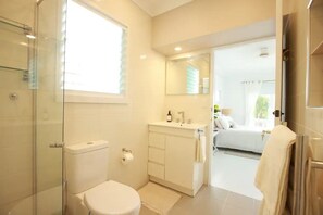 Regadera, secadora de cabello, toallas, jabón 