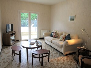 TV, books - Maison Spacieuse sur le Bassin D'arcachon (Lanton)