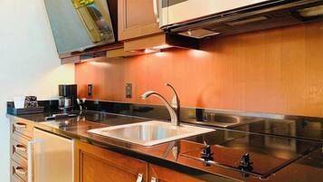 Refrigerador, microondas, placa de cocina, cafetera/tetera