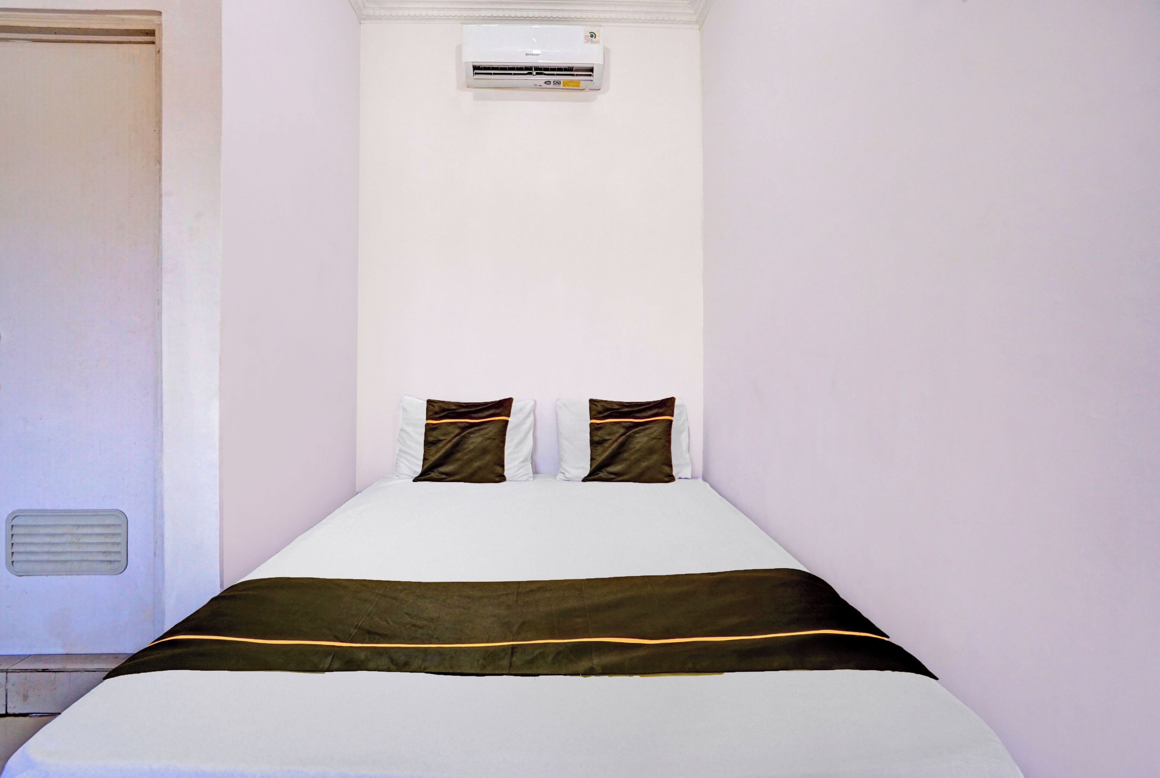Laptop workspace, free WiFi, bed sheets