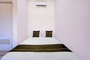 Deluxe Double Room | Laptop workspace, free WiFi, bed sheets - Super OYO 3702 Homestay Bougenville Syariah (Lamongan)