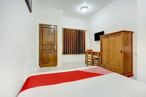 Standard Double Room | Laptop workspace, free WiFi, bed sheets - Super OYO 3702 Homestay Bougenville Syariah (Lamongan)
