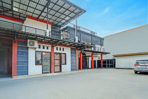 Free self parking - Super OYO 3702 Homestay Bougenville Syariah (Lamongan)