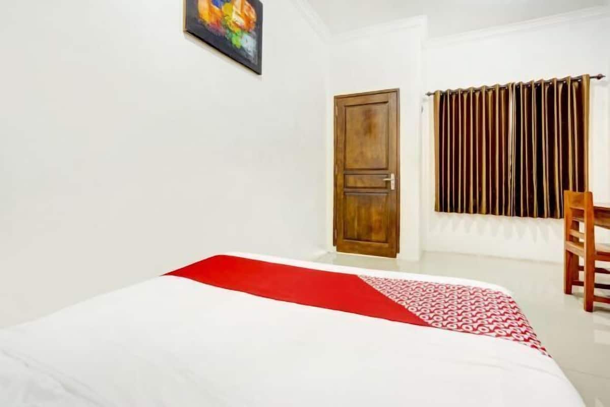 Laptop workspace, free WiFi, bed sheets