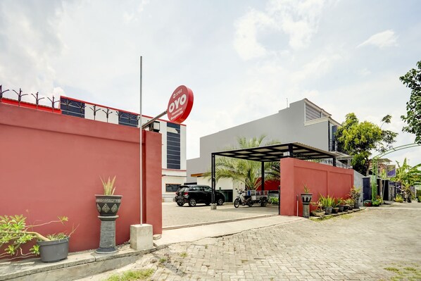 Front of property - Super OYO 3702 Homestay Bougenville Syariah (Lamongan)