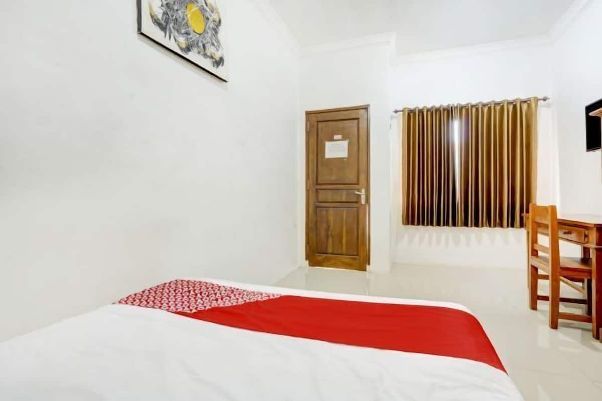 Laptop workspace, free WiFi, bed sheets