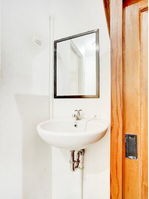 Chambre Double Standard | Salle de bain | Douche