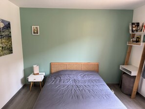 2 bedrooms, desk, iron/ironing board, free WiFi