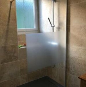 Douche, sèche-cheveux