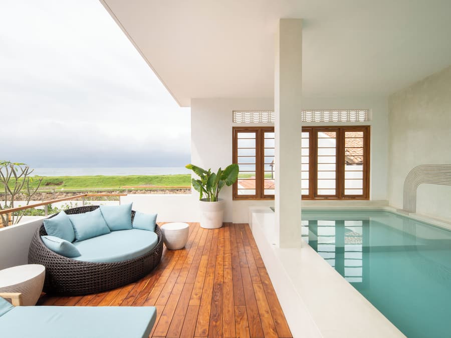 Ulkouima-allas avoinna 8.00–21.00, aurinkovarjoja