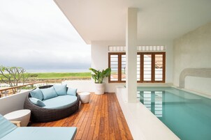 Una piscina al aire libre, sombrillas