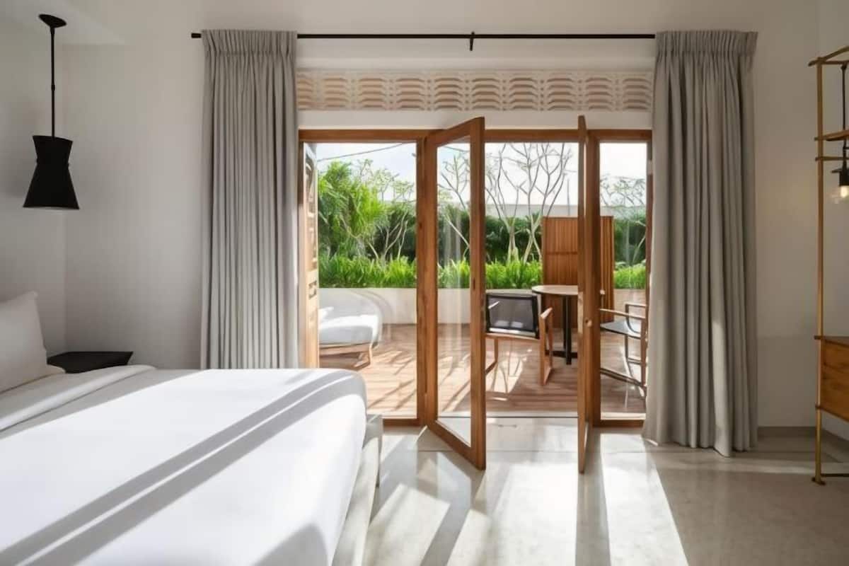 Premium bedding, Select Comfort beds, in-room safe, WiFi (free)