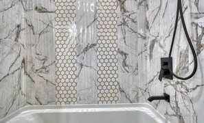 Sèche-cheveux, serviettes fournies, savon, shampoing