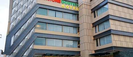 Vista frontal de la propiedad