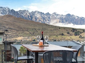 Outdoor dining - Queenstown Mountain and Lake View Retreat FreeWifi (Queenstown)