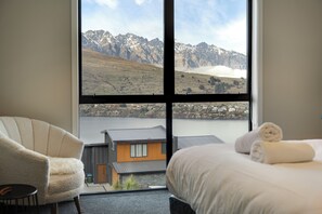 4 bedrooms, desk, iron/ironing board, travel cot - Queenstown Mountain and Lake View Retreat FreeWifi (Queenstown)