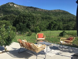 Terrace/patio - Maison Agréable Avec Piscine (UZER)