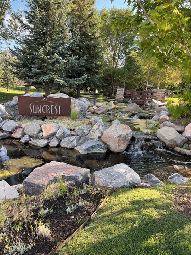 Spacious luxury Highland Townhome • Home Theater •Sleeps 6 • Walk to Splash Pad