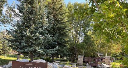 Spacious luxury Highland Townhome • Home Theater •Sleeps 6 • Walk to Splash Pad