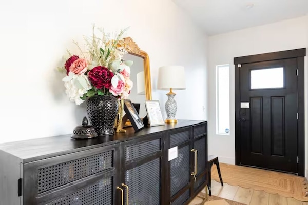 Welcoming Entryway: Inviting & bright Space to set the tone for a enjoyable stay