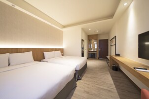 Elite Quadruple Room | Desk, laptop workspace, soundproofing, free WiFi