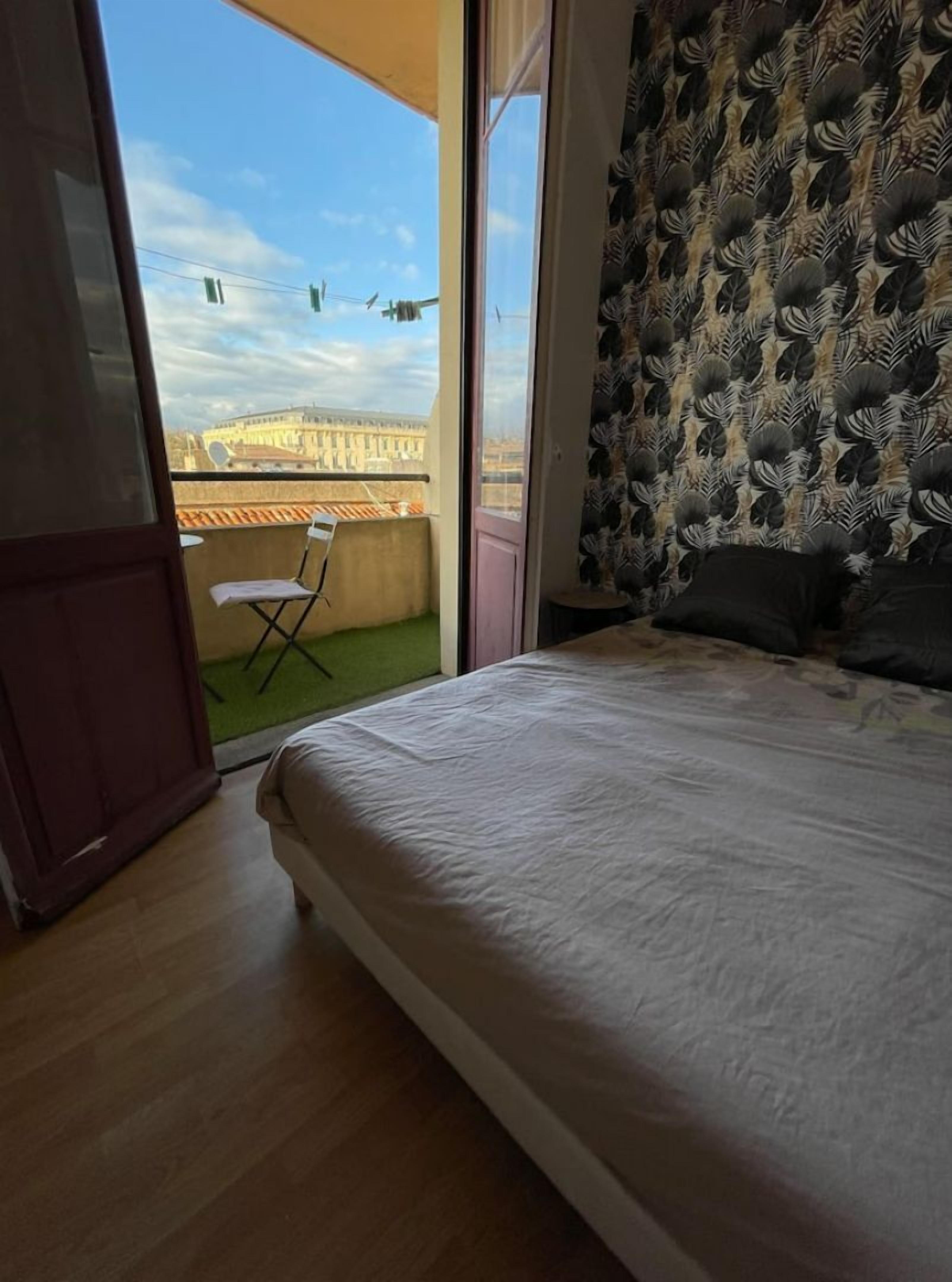 2 soveværelser, skrivebord, sengetøj