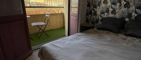 2 soveværelser, skrivebord, sengetøj