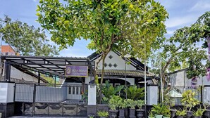 A gated entrance with a sign for 'Nusa Indah'. - OYO 91868 Nusa Indah Guest House Syariah (Lamongan)