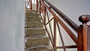 A staircase with wooden railings and a handrail. - OYO 91868 Nusa Indah Guest House Syariah (Lamongan)
