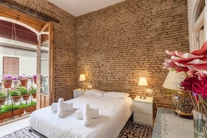 1 habitación, tabla de planchar con plancha, cuna de viaje y wifi