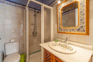 Haartrockner, Handtücher, Seife, Toilettenpapier