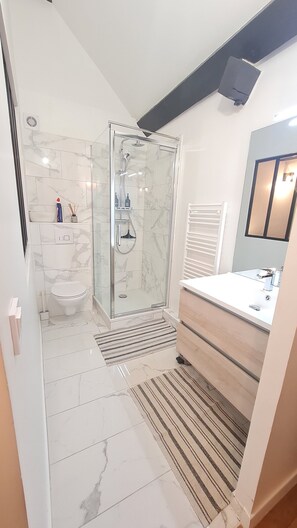 SĂšche-cheveux, serviettes fournies, savon, papier toilette