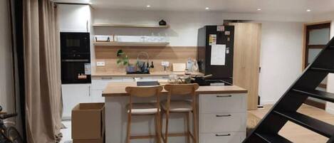 Kühlschrank, Mikrowelle, Ofen, Herdplatte