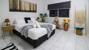 Exclusive Apartment | 2 bedrooms, desk, iron/ironing board, travel cot