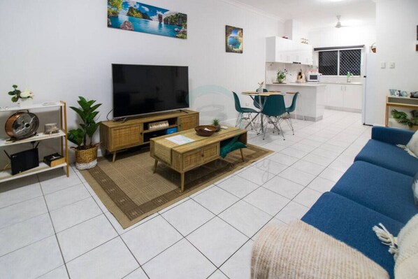 Appartement exclusif | Aire de séjour | Téléviseur connecté de 40 po avec télévision par câble, téléviseur