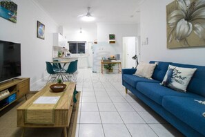 Exclusive-Apartment | Wohnbereich | 40-Zoll-Smart-TV mit Kabelempfang, Fernseher, Netflix